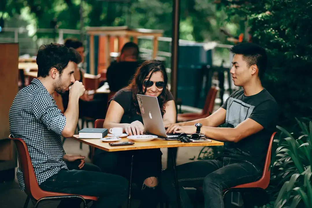 การเปรียบเทียบ Tech Bootcamp: Code Labs Academy กับ Career Foundry